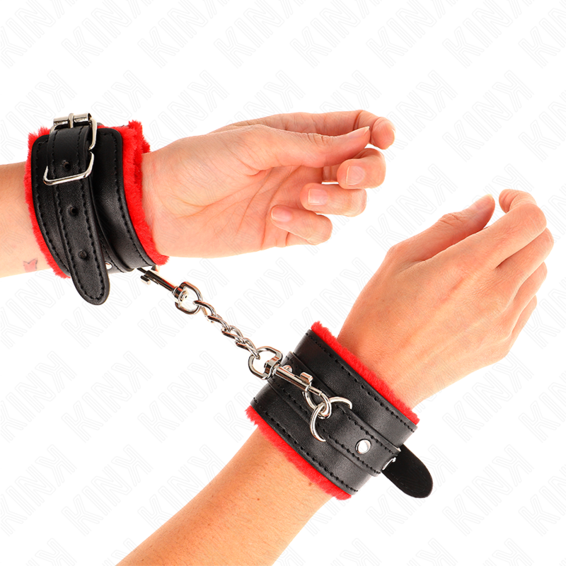 Kink - Appui-Poignets Doublés De Fourrure Premium Rouge Avec Ceinture Noire Réglable 17-29 CM X 6 CM | SexDelice – Image 4