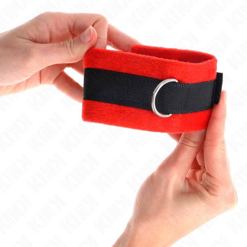 Kink - Manchettes Débutant En Fourrure Noir-Rouge 30 X 7 CM | SexDelice – Image 4